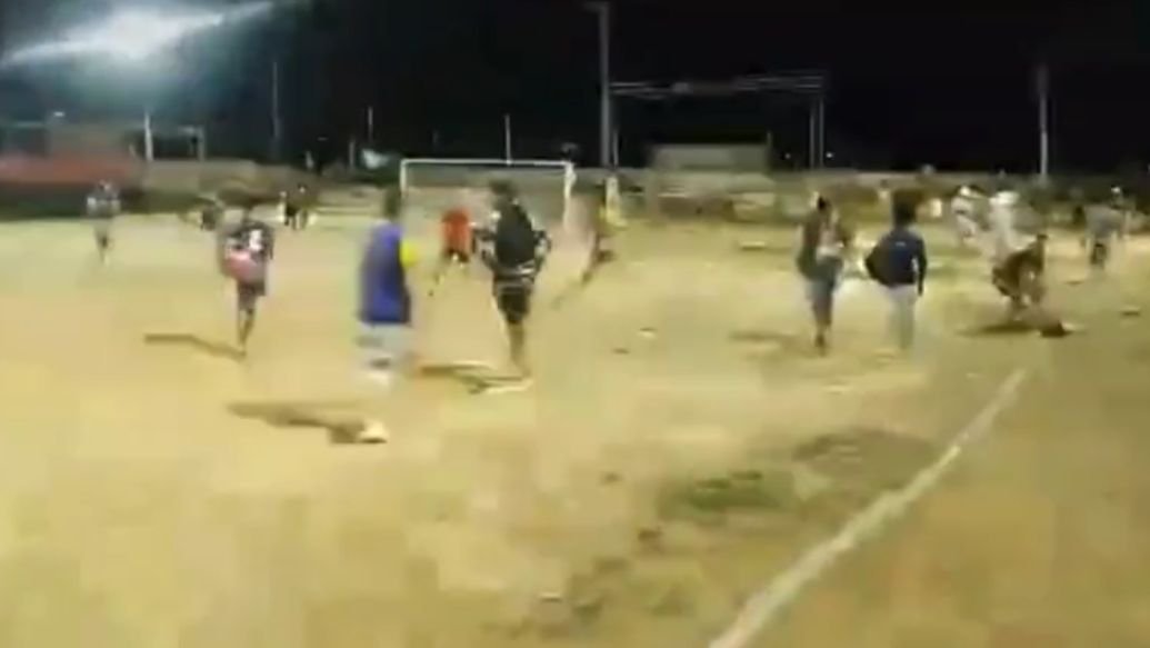 Live transmite tiroteio e execução durante jogo de futebol em Manaus; veja  o vídeo - Portal Você Online