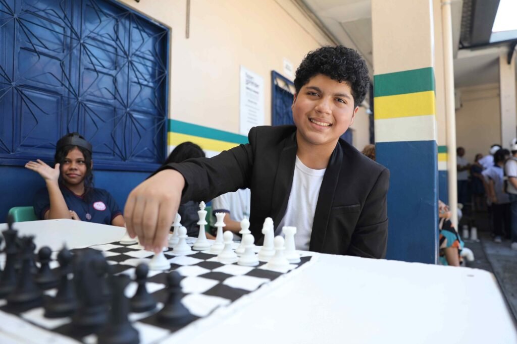 Escola da rede estadual promove “xadrez humano” como prática