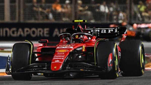 Sainz desbanca Red Bull e vence GP da Singapura; Hamilton vai ao